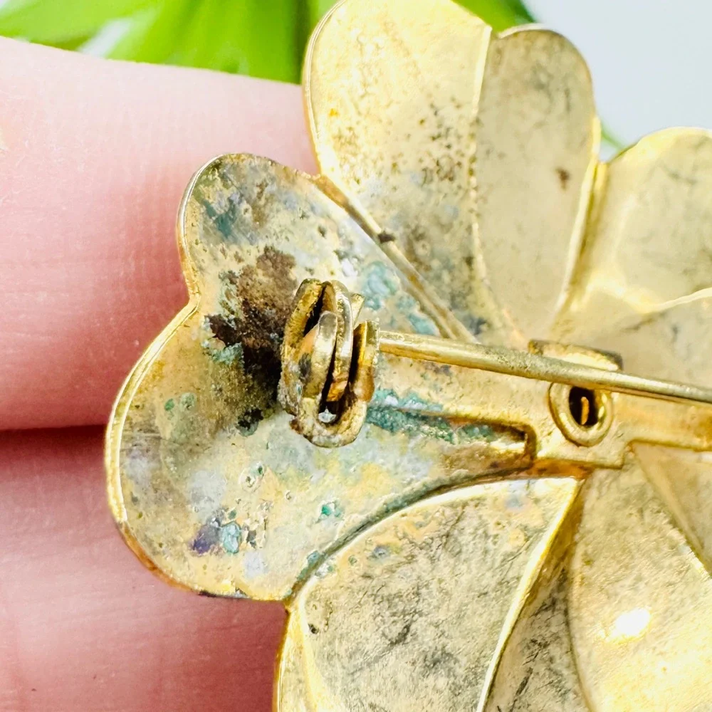 Vintage 60s Retro Nephrite Jade Center Clover Petal Textured Flower Brooch